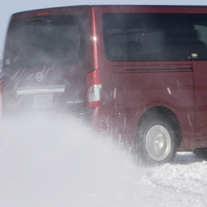 【試乗】日産 NV350キャラバン／スカイライン│雪上でクルクル定常円旋回！ 全く異なる2台を、ドリフト状態に持ち込みテスト