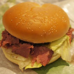 【試食レビュー】パストラミビーフがたっぷり！マックの「オージーデリ」