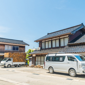 民家の駐車場に“住める”!? 「バンライフ・ステーション」って？