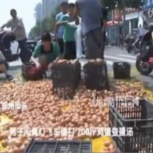 【動画有】道路にぶちまけられた卵を略奪する中国人　
