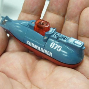 【クリスマスおもちゃ見本市2012】小さくても本格派！　注水と放水で潜行・浮上する『超小型潜水艦 サブマリナー075』