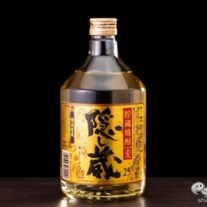 発売25周年の2019年に「Best of Shochu」となった本格麦焼酎『隠し蔵』。樽の甘い香りの魅力と歌手・故河島英五氏との物語