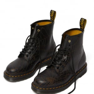 「Yohji Yamamoto」 x 「Dr. Martens」のコラボレーションによる「1460 YY WEB」8ホールブーツが４月25日より展開