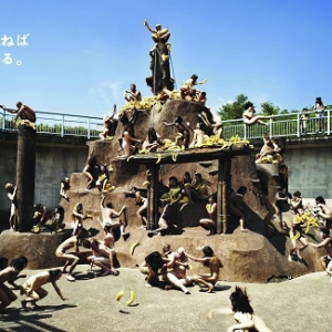 「ヒトは、本を読まねばサルである。」動物園のサル山で裸モデル62人を撮影！