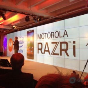 Motorola、ロンドンで2GHｚ駆動のAtomプロセッサを搭載したAndroidスマートフォン「Motorola RAZR i」を発表、10月発売