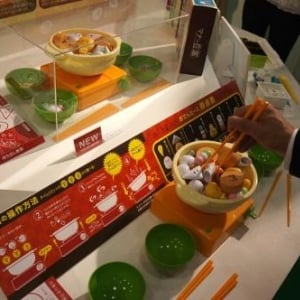【ギフトショー2012】グツグツ動く具をお箸でキャッチする「マナー鍋」ほか“おいしい”ゲームが勢ぞろい
