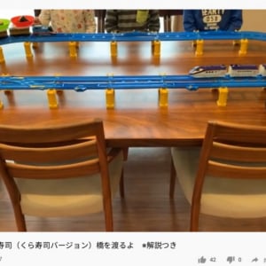 「回転寿司に行かなくても家でできますね 」プラレールで自宅に回転寿司を再現した動画が話題に