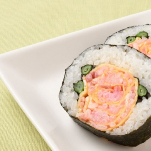 ［お弁当におすすめのレシピ］野菜がアクセントのバラの花寿司
