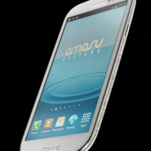 スワロフスキーをあしらった「Galaxy S III Swarovski Edition」、価格は£2,099（約26万）