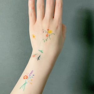 水を使わずに10秒で貼れる「Instant Tattoo」がかわいすぎるんです♡夏はこれでヘルシーに肌見せしない？