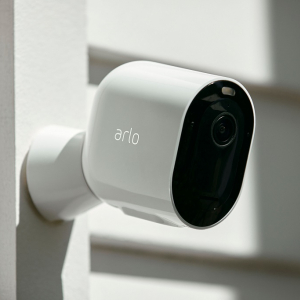 Arloが家庭用ネットワークカメラ「Arlo Pro 3」を発表　2K HDRと夜間カラー撮影に対応して基本セットは5万9800円