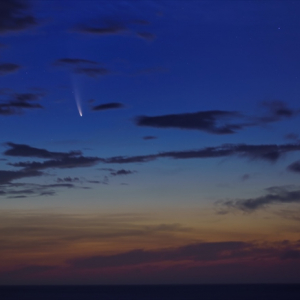 まるで映画のワンシーンのよう･･･明け方の空に映える「ネオワイズ彗星」が神秘的