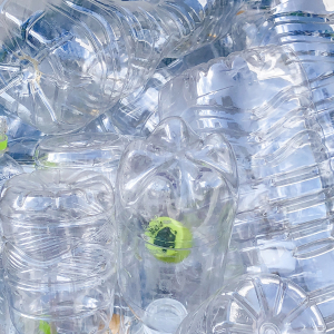 異物が入っていたり飲み残しのペットボトルを捨てるとリサイクルできない!?　消費者に求められる環境にやさしいゴミ捨て意識とは？