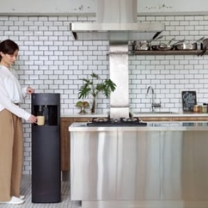 テレワークに最適なウォーターサーバー「FRECIOUS Slat+cafe」で“おうち時間”も快適に！