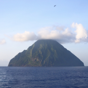 全島立ち入り禁止の島「南硫黄島」ってどんなところ？手付かずの自然が残る秘境の島