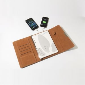 スマホ2台同時充電可能！　2400mAhバッテリー内蔵型ビジネス手帳『MiLi Power Notebook』