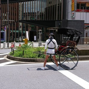 人力車の車夫が客を乗せていないのに一生懸命喋っていると思ったら･･･(笑)