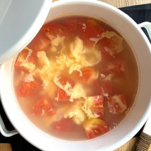 ［トマト入り卵スープの簡単レシピ］朝ご飯に合う＆リメイクも