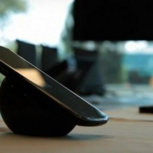 Google、Nexus 4用ワイヤレス充電パッド「Wireless Charging Orb」を発表