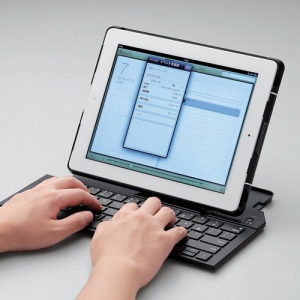 ワンタッチでキーボードが出る！ 『iPad 2012』専用ケース一体型Bluetoothキーボード