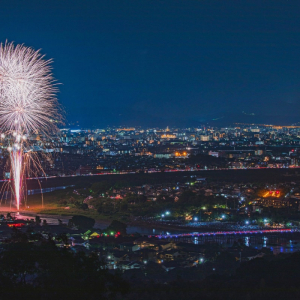 京都・嵐山で約40年ぶりに打ち上げられた花火！疫病退散を願う景色が美しすぎた