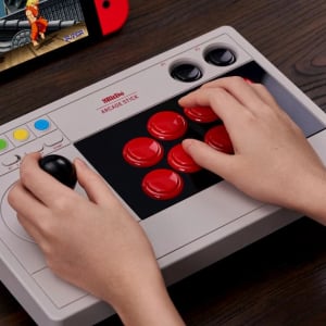 Nintendo SwitchとPCに3つの方式で接続できるアケコン「8BitDo Arcade Stick」発表！