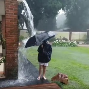 雷雨の際は外に出ないで！落雷はいつ起こるかわからない事がよくわかる衝撃映像！