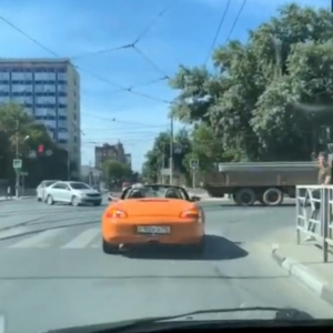 横断歩道の白線の上に停車したスポーツカー。そこへやって来た歩行者がまさかの行動に！