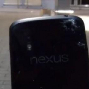 Nexus 4の落下テスト（動画）