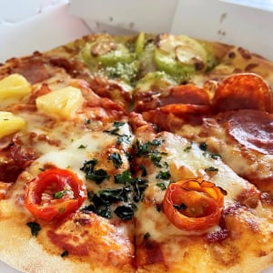 ドミノ・ピザの「クワトロ・ハッピー」Mサイズが持ち帰りなら700円に！ 期間限定で1100円もお得！