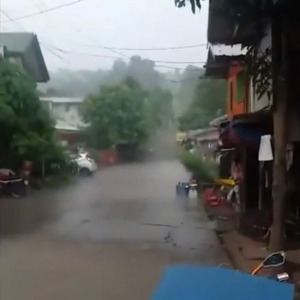 道路の濡れ方も真っ二つ！隣りは豪雨なのに、こちら側は晴れという不思議な現象が話題に！