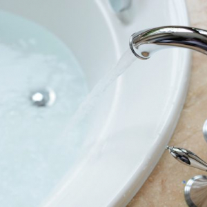 お風呂の水垢掃除に強い味方のクエン酸！使い方を解説