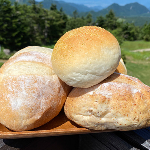 日本一標高の高いパン屋さんで、山の空気とハイジのパンを味わう