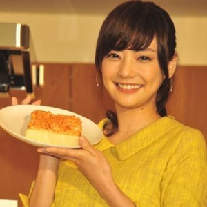 鮭フレークにマヨネーズを混ぜて焼くだけで「ウンマ～～ッ！」　倉科カナさんが“ズボラ飯”を実演