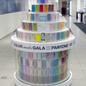 ソフトバンク銀座店で12月下旬発売予定の「PANTONE 6 200SH」の特別展示が実施中