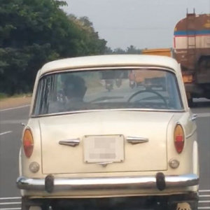 自動運転車はまだ存在しないはずだけど･･･ドライバーのいない車が発見されて話題に！