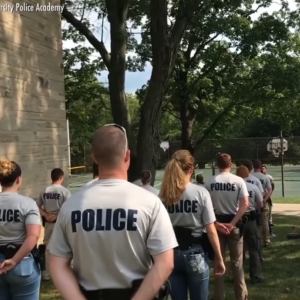 アメリカの軍や警察学校の「笑ってはいけない訓練」ラバーチキンの鳴き声に撃沈される！この鳴き声にあなたは顔色一つ変えず耐えられますか？