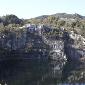 特撮ファンも重機マニアもコスプレイヤーも大満足！ “地図にない湖”の絶景を茨城県の採石場で堪能しよう！
