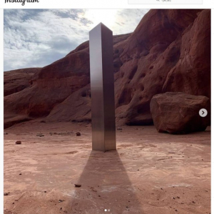 ユタ州の砂漠で『2001年宇宙の旅』に登場するモノリスのような三角柱が発見される 「地球に墜落したUFOの破片の一部」「XBOXの次世代機」