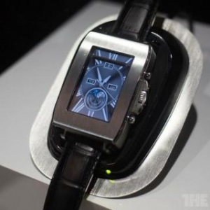 CES 2013：東芝がスマートフォンとの通信機能を備えたスマートウォッチの試作機を展示