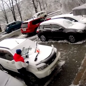 【恐怖動画】車から雪を取り除いていたら･･･数秒後に信じられない悲劇が発生！