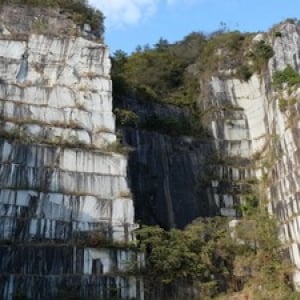 世界で唯一の風景が目の前に。茨城県笠間市にある日本最大の採石場「石切山脈」を体感するプレミアムツアーがスタート。