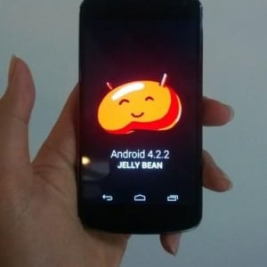 未発表バージョン「Android 4.2.2」を搭載したNexus 4の画像。近々このバージョンへのアップデートを予定？