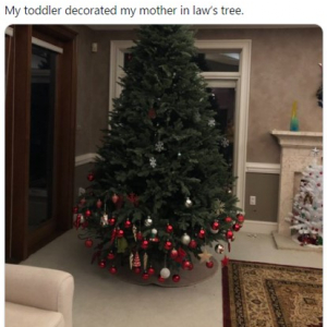 まだ幼い子どもにクリスマスツリーの飾りつけを頼むとこうなります 「これ以上余計な飾りは不要だね」「なんて可愛らしいクリスマスツリーなの」