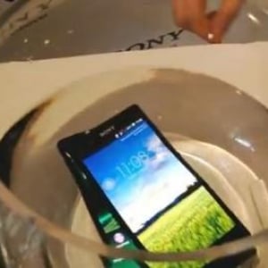 Xperia Zの落下・水没テストの映像