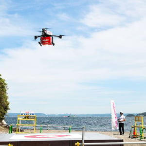 ドローンが離島にアイスを運ぶ！未来を変えるドローン活用の最前線を追いかけた