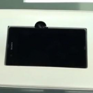 Xperia Z SO-02Eの開封映像、充電ホルダが付属