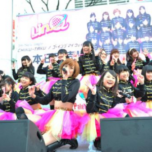 LinQが新宿アルタ前に突如降臨!　ニュー・シングル発売記念ライヴを敢行