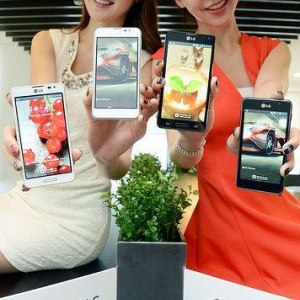 LG、普及型LTE対応スマートフォン「Optimus F5」と「Optimus F7」を発表、MWC 2013で展示