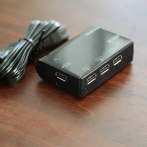 スマホやゲーム機を急速充電できる5.1AのACアダプター　USBが4ポートでケーブル接続だから干渉せず
